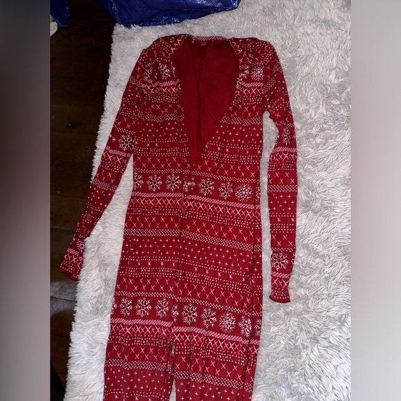 LOGO POINTELLE HENLEY ONESIE | RED FAIR ISLE - Picture 1 of 4